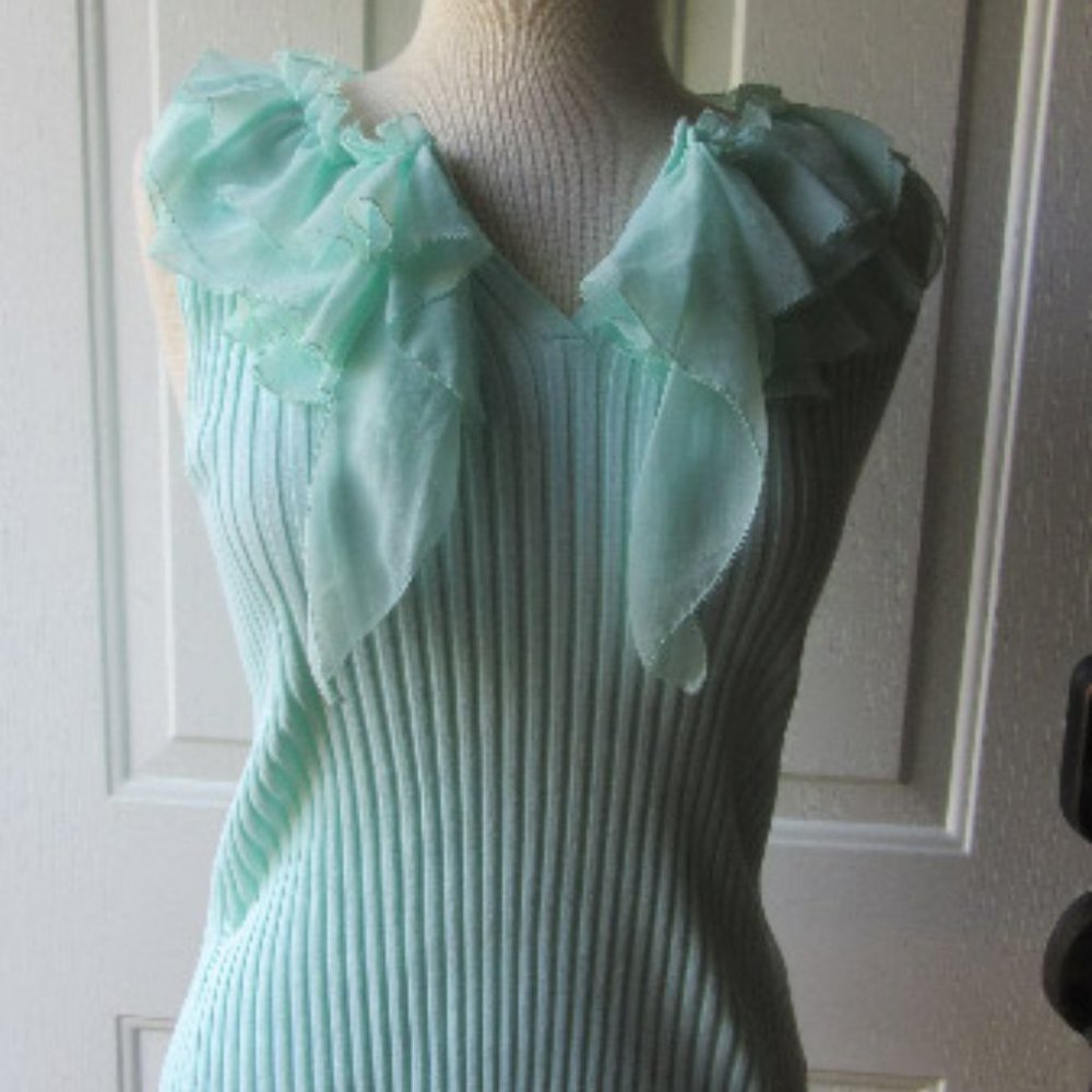 Tracy M brand Mint/aqua sleeveless sweater with ruffle collar Size L